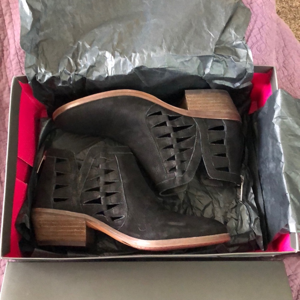 Vince Camuto- Peera Cutout Booties Black Size 6